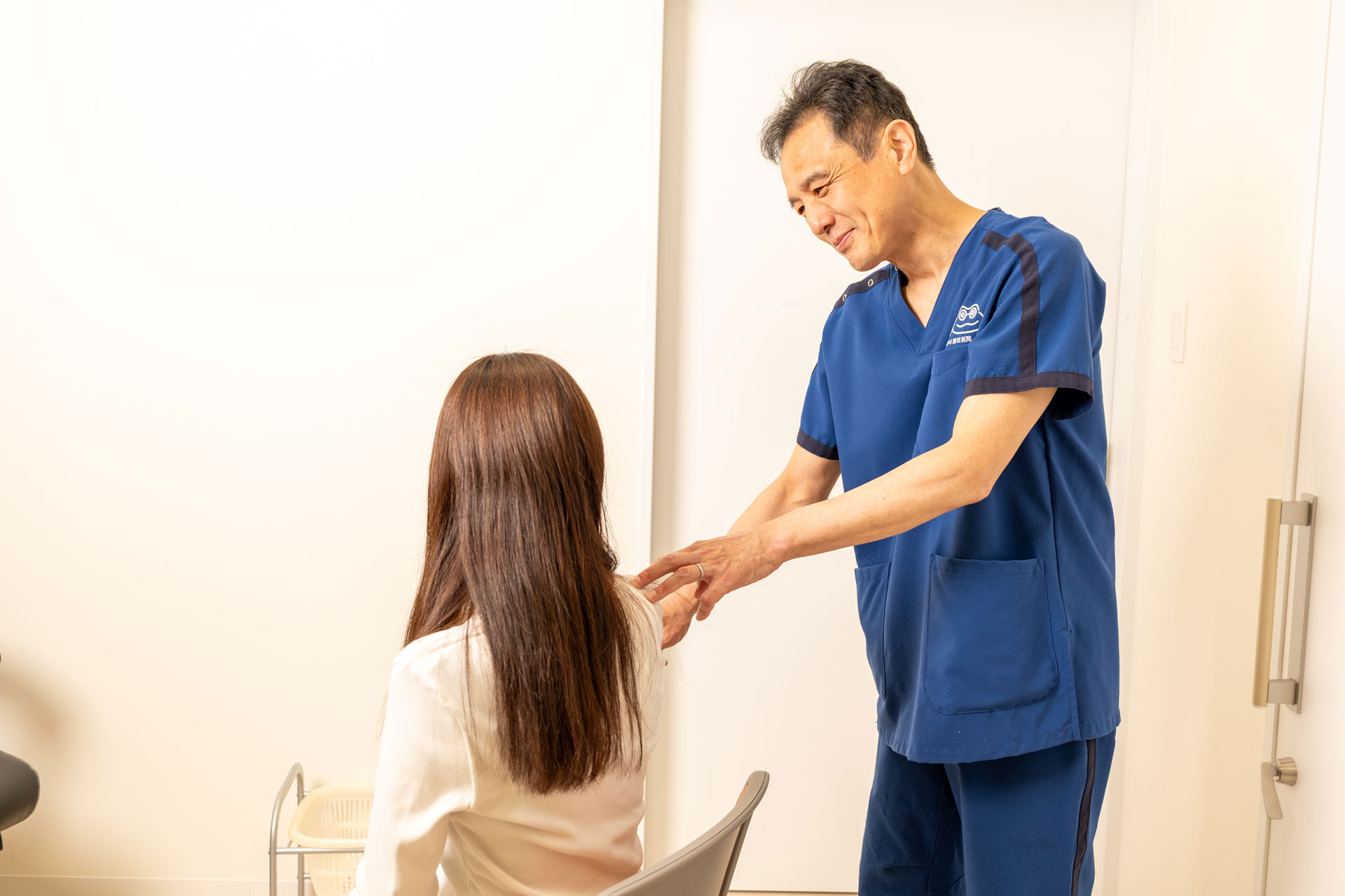 医師が患者様へ問診している様子